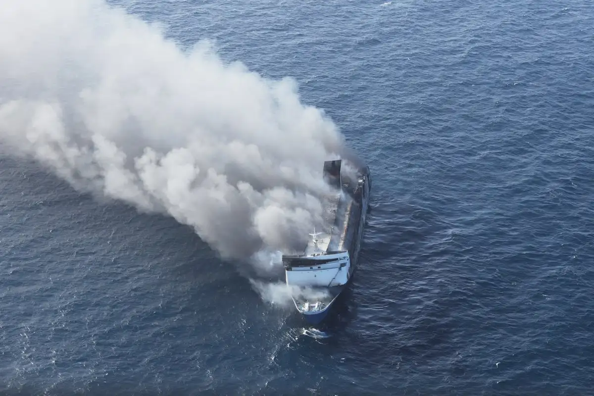 Incendio en un ferry en Indonesia deja al menos cinco personas muertas; buscan a desaparecidos en la isla Java