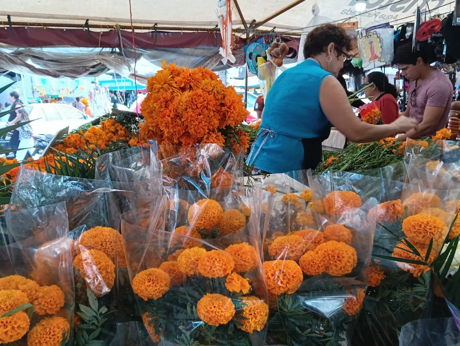 El Mercado 23 revive con el aroma del Día de Muertos: flores, pib y tradiciones llenan Cancún de color