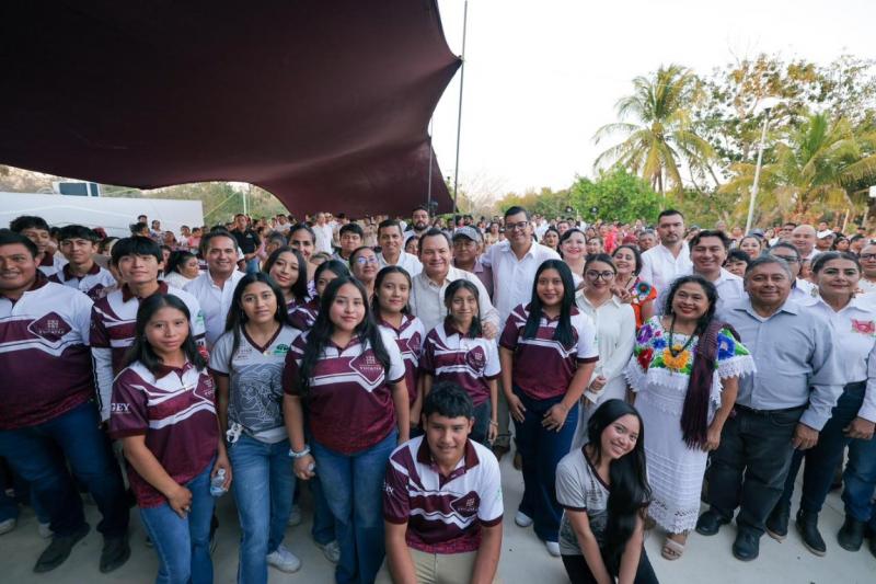 Entregan obras de infraestructura educativa y desarrollo rural en Ticul