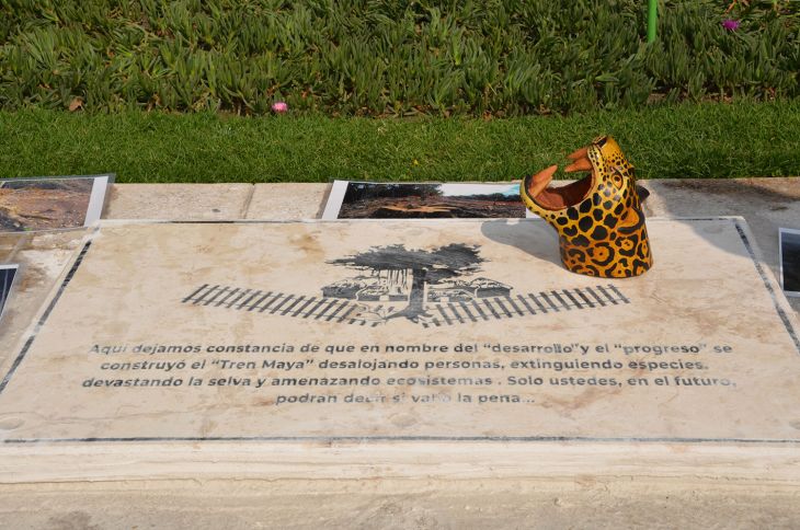 CDMX: Instalan antimonumento contra el Tren Maya en Paseo de la Reforma