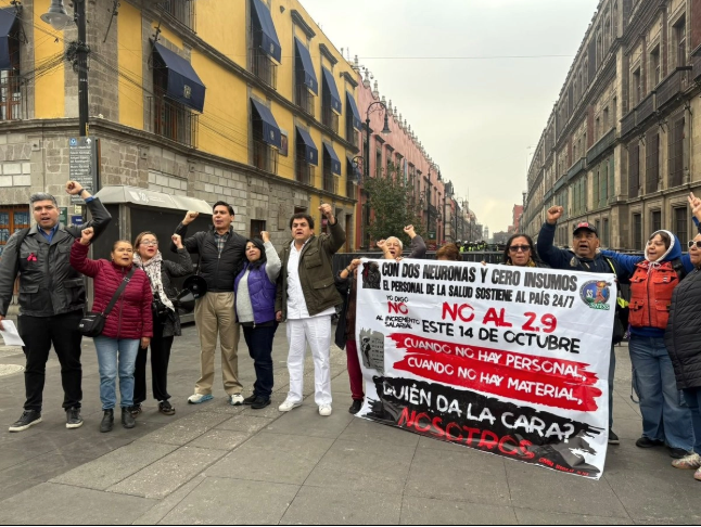 Trabajadores del IMSS entregan a Presidencia pliego petitorio; refrendan demanda de alza salarial de 10%
