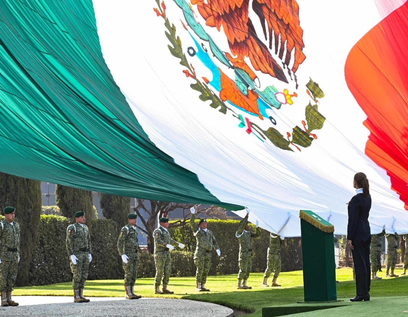 La bandera nacional, símbolo de historia y transformación política: Claudia Sheinbaum