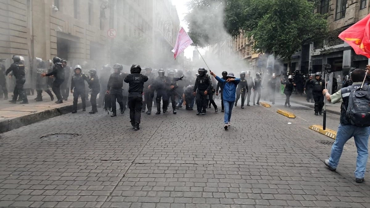 CNTE desiste de llegar al Zócalo y reprocha despliegue policial; analiza plantón en Alameda