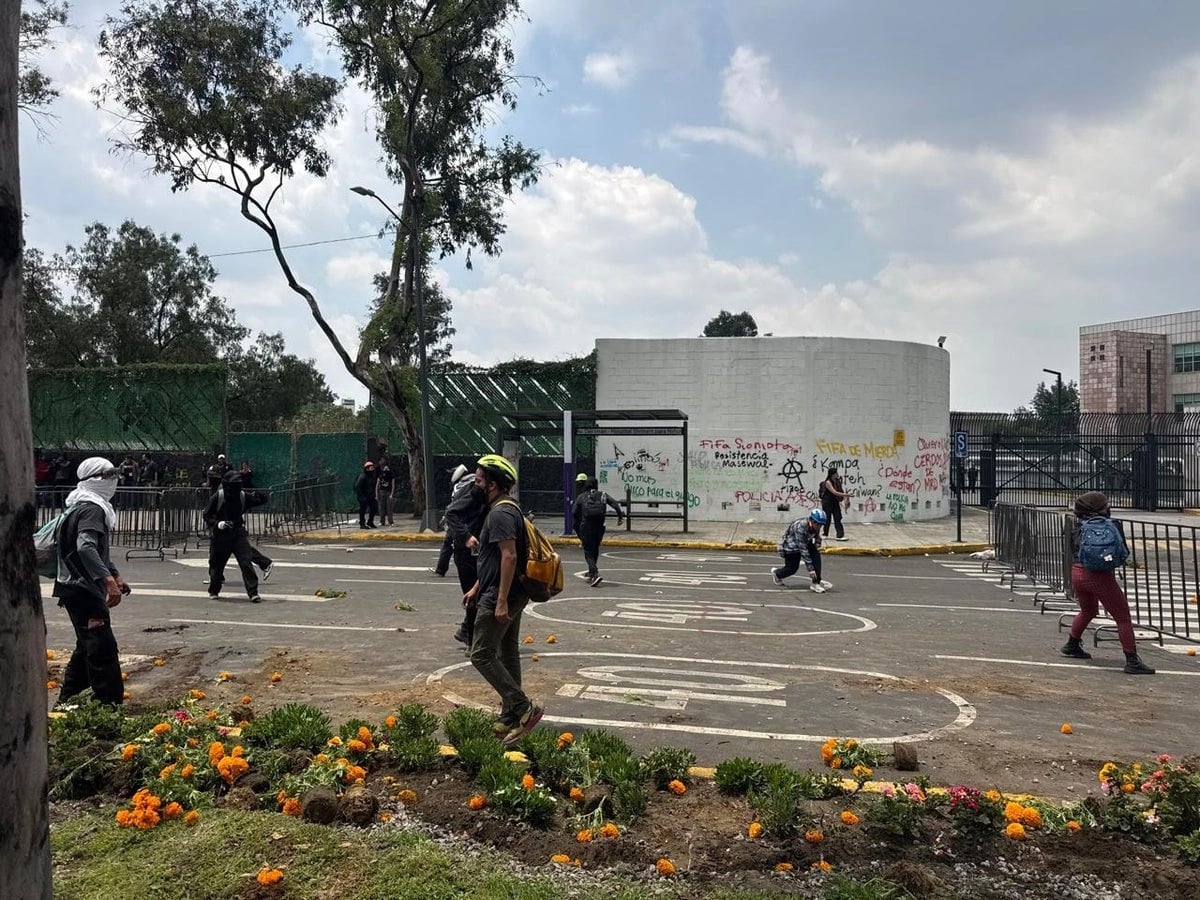 Cientos de encapuchados del 'bloque negro' chocan con policías y vandalizan en el Azteca