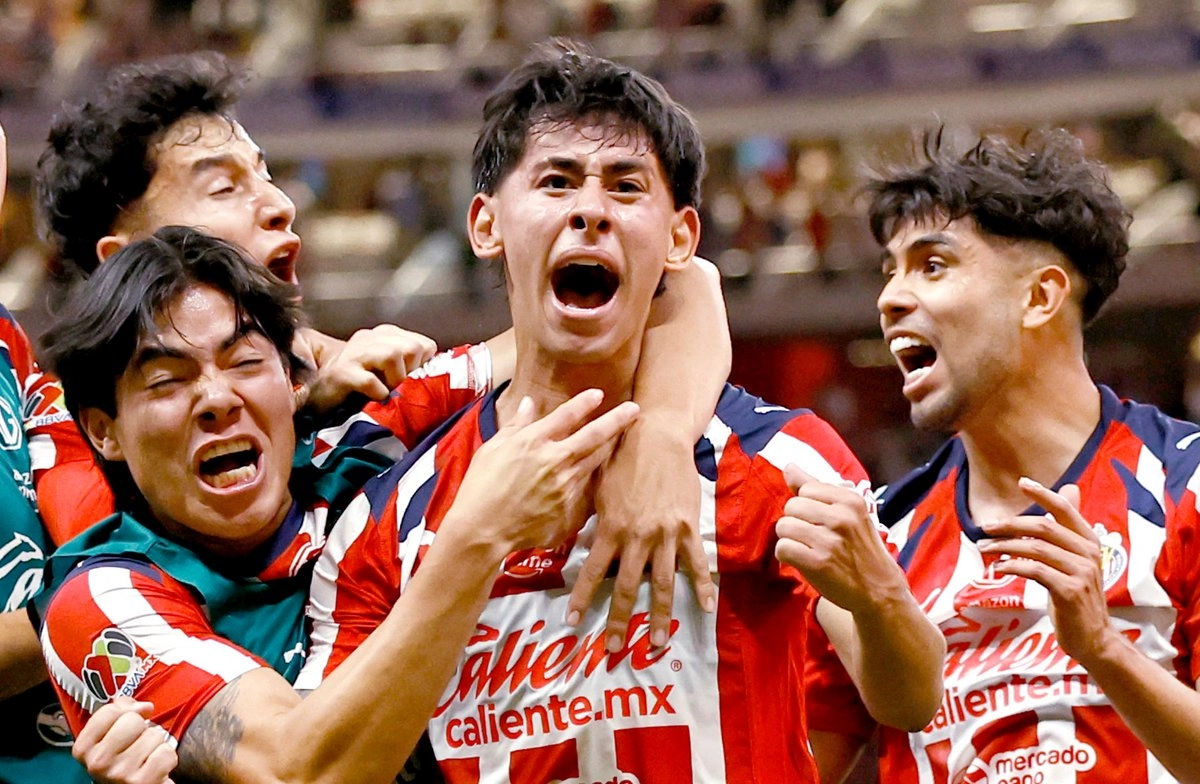 Con doblete de Santiago Sandoval, Chivas vence a Tigres y avanza a semifinales de la Liga Mx