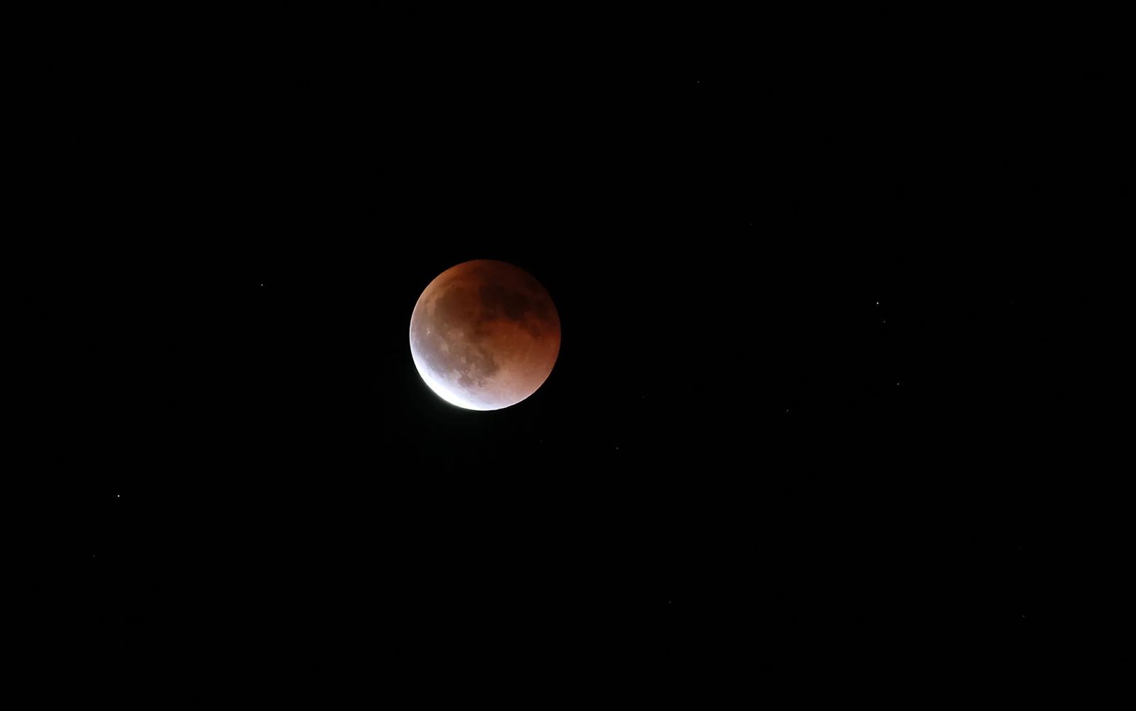 Un eclipse lunar total se podrá ver este martes: Conoce los detalles
