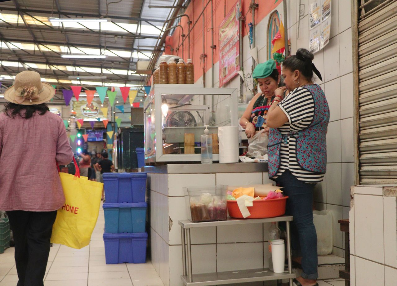 Casi la mitad de las madres ocupadas en México sólo reciben un salario mínimo: Inegi
