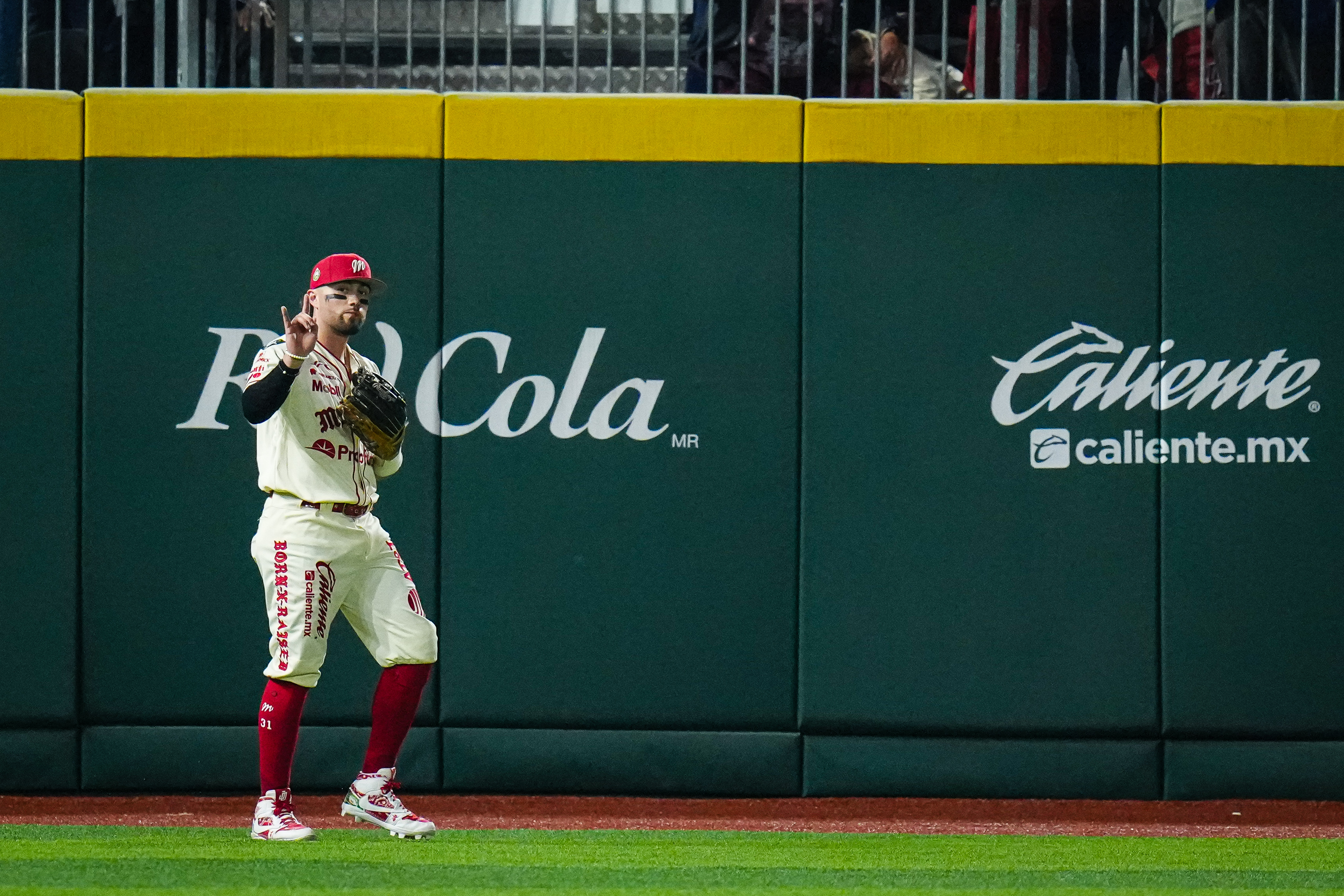 Julián Ornelas, jardinero izquierdo de los Diablos, es distinguido como Defensivo del Año de la LMB