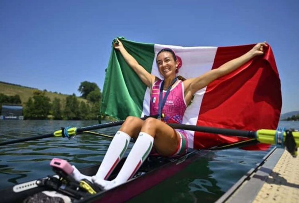 Kenia Lechuga se cuelga la medalla de oro en la Copa del Mundo de Remo de Lucerna