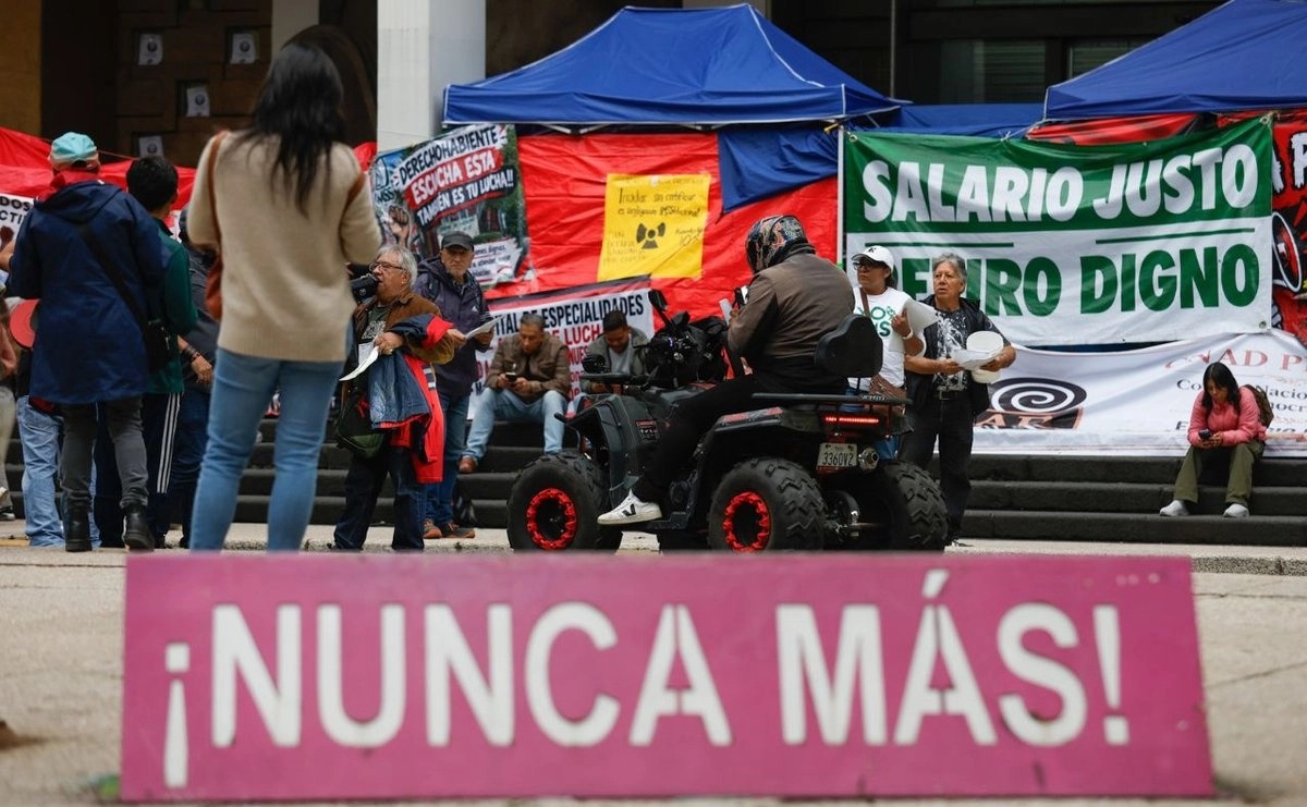Robledo anuncia aumento salarial de 8 por ciento a trabajadores del IMSS; es ''inaceptable'': integrantes del movimiento