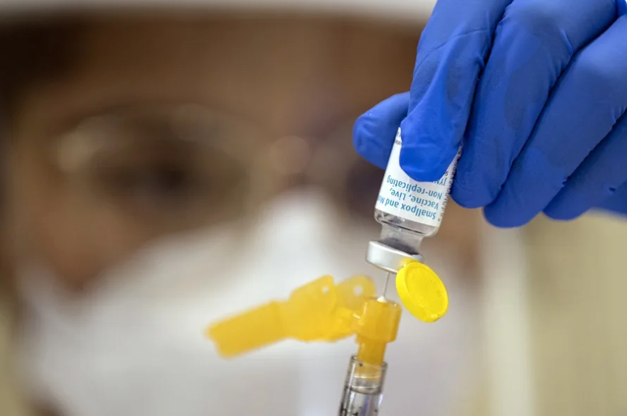 Trump evalúa reducir las recomendaciones de vacunas infantiles en EU