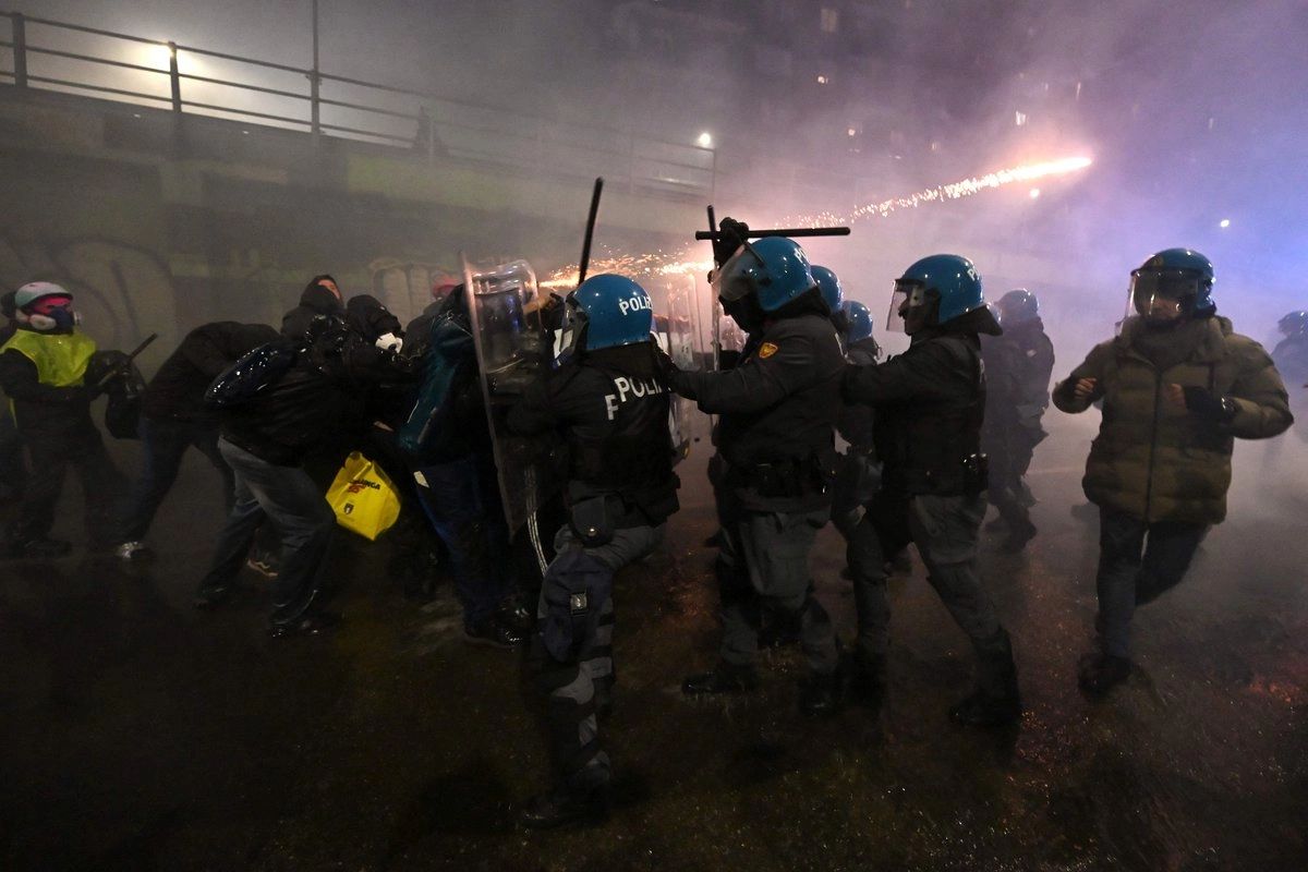 Protesta contra los Juegos Olímpicos de Milán termina en enfrentamientos con la policía