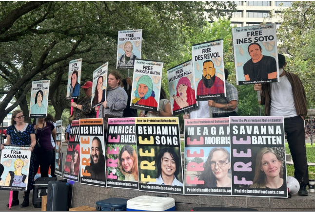 Ocho manifestantes reciben décadas de cárcel por tiroteo en centro migratorio de Texas