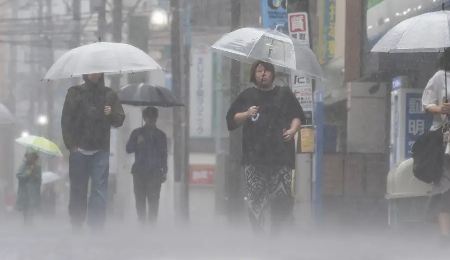 Tormenta tropical y ciclón ponen en alerta a Japón con evacuaciones