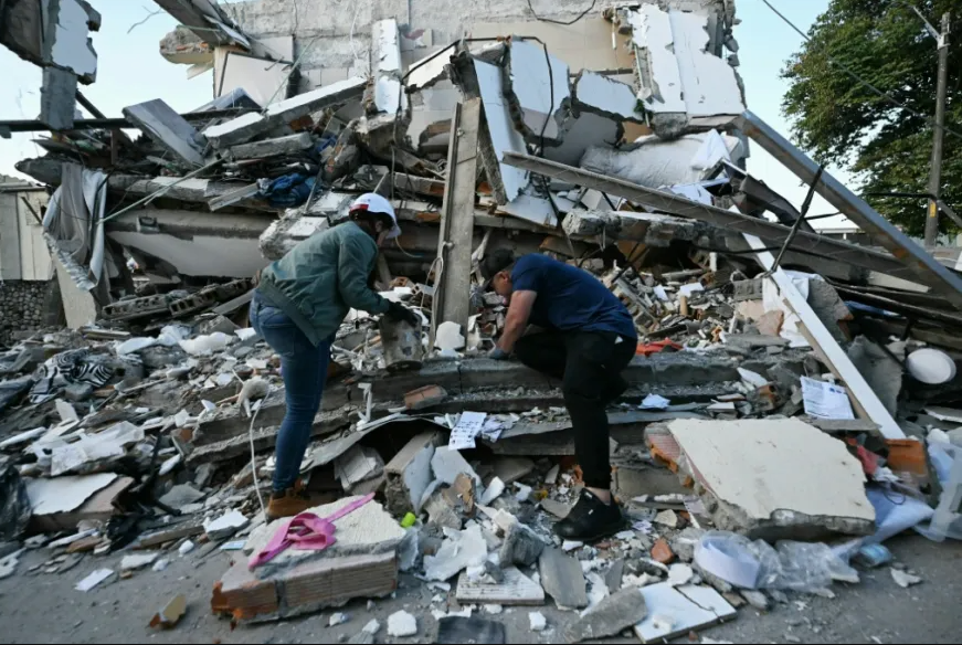 Socorristas trabajan sin descanso para hallar sobrevivientes del terremoto en Colombia