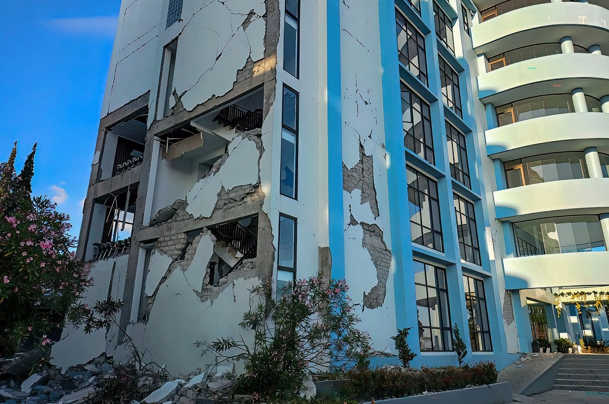 Un terremoto de magnitud 7.7 sacude la costa de Indonesia; emiten alerta de tsunami