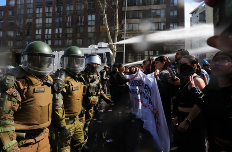 Cientos de manifestantes se enfrentan con policías en Chile por reformas de seguridad de Kast