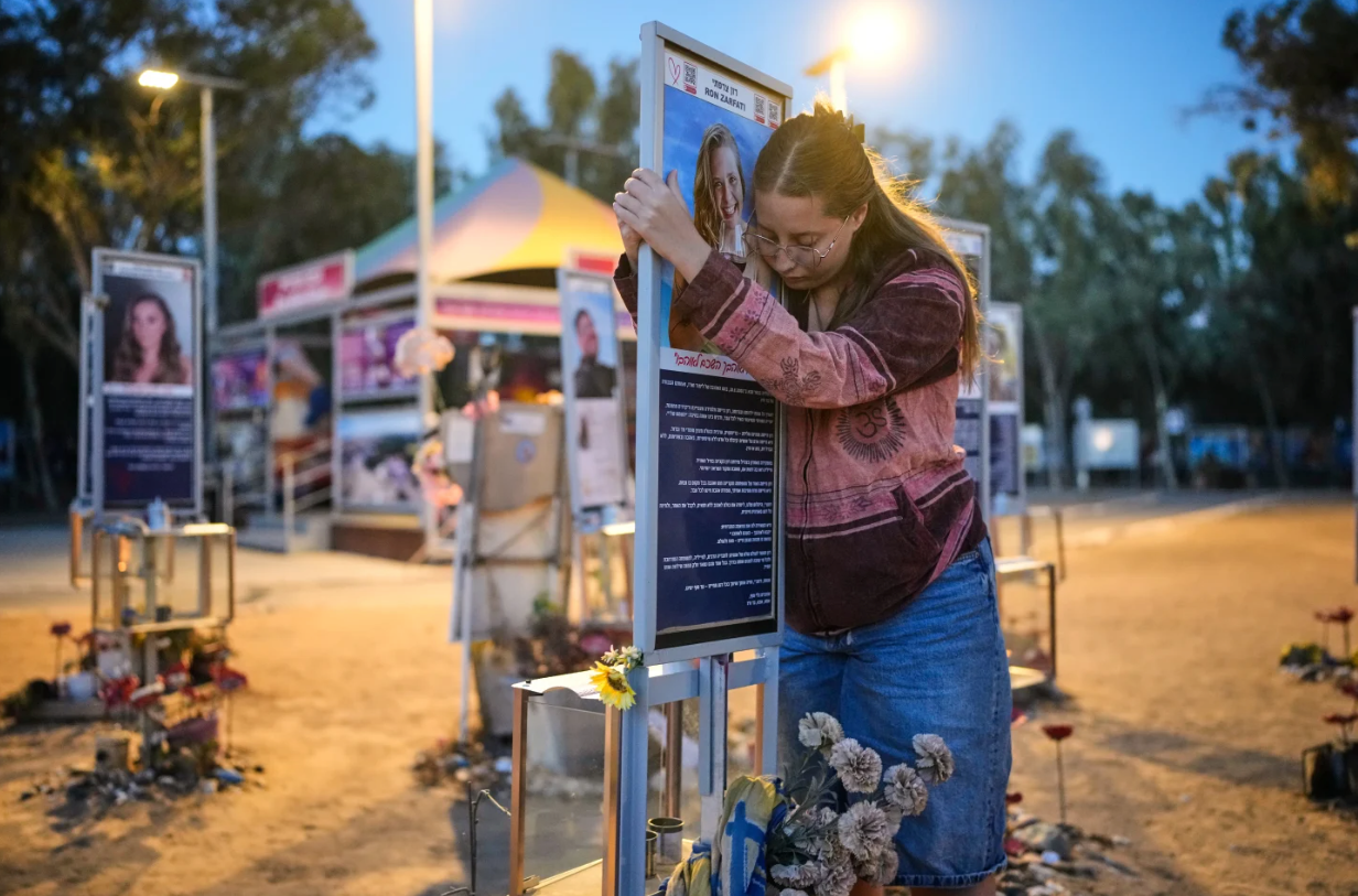 Israelíes lloran tres años del ataque de Hamas mientras palestinos languidecen en las ruinas de Gaza
