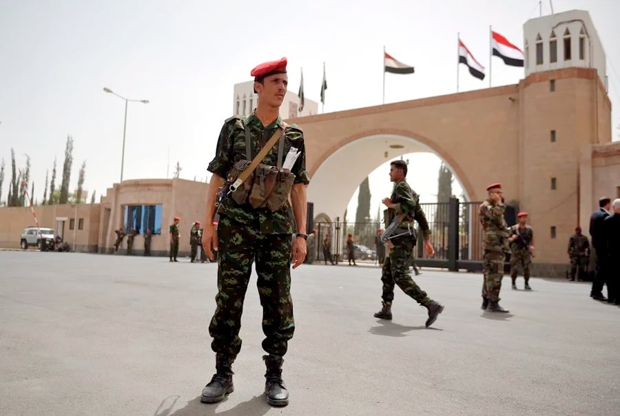 Mueren dos escoltas del primer ministro del Yemen en un ataque hutí contra el Palacio Presidencial