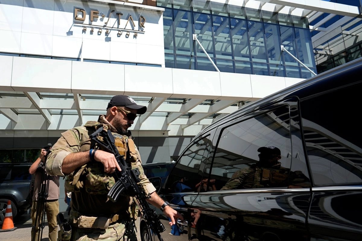 Bolsonaro sale de prisión e ingresa al hospital para cirugía