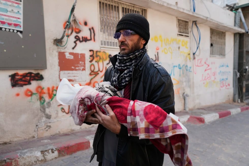 Bebé palestina muere de hipotermia en Gaza; el noveno deceso este invierno