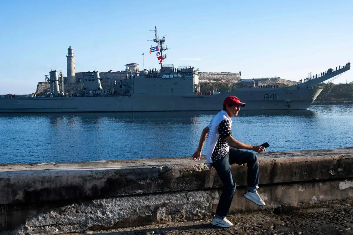 Buques de la Semar llegan a Cuba con ayuda humanitaria destinados a la población civil