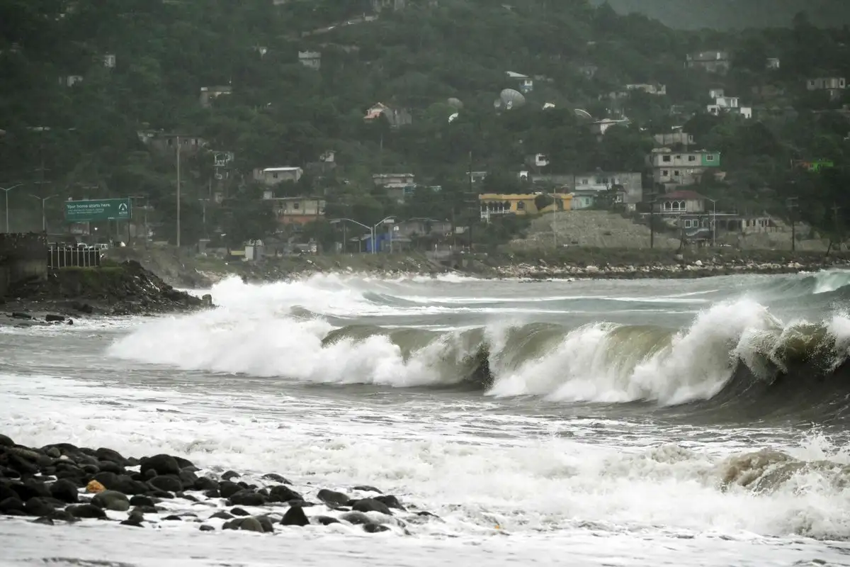 'Melissa' ya es huracán categoría 3 en el Caribe y desata lluvias torrenciales en el norte del Caribe