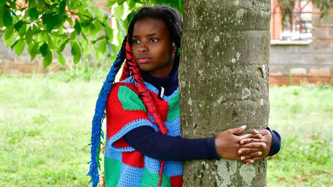 Activista climática de Kenia logra Récord Guinness tras abrazar un árbol durante 72 horas