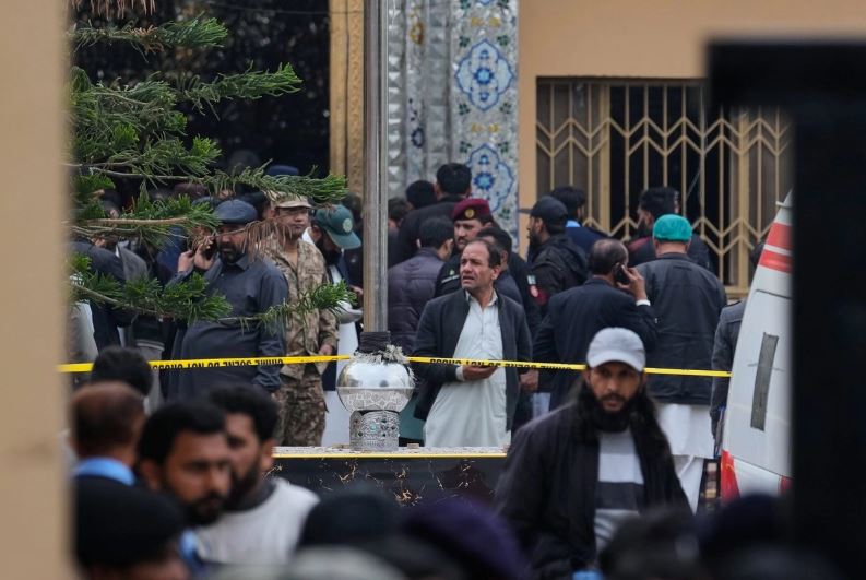 Atentado suicida en mezquita de Pakistán deja 31 muertos y 169 heridos