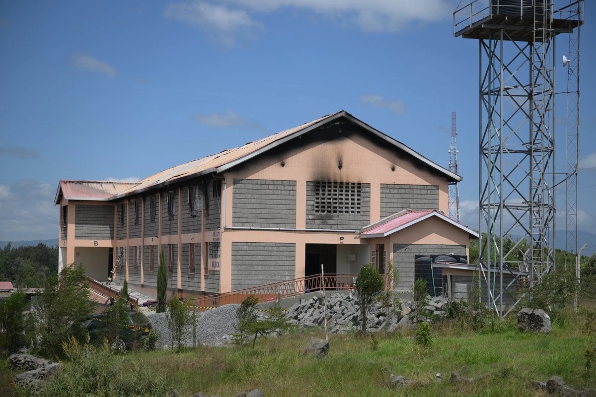 Mueren 16 niñas tras incendio en internado en Kenia; ocho estudiantes fueron detenidas por el hecho
