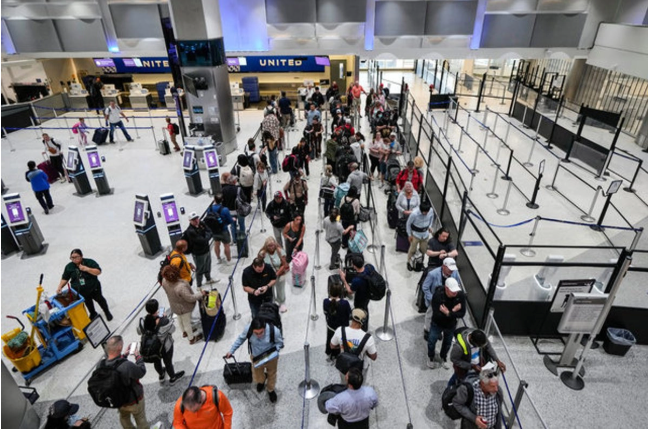 Usan vuelos comerciales para trasladar migrantes detenidos en EU