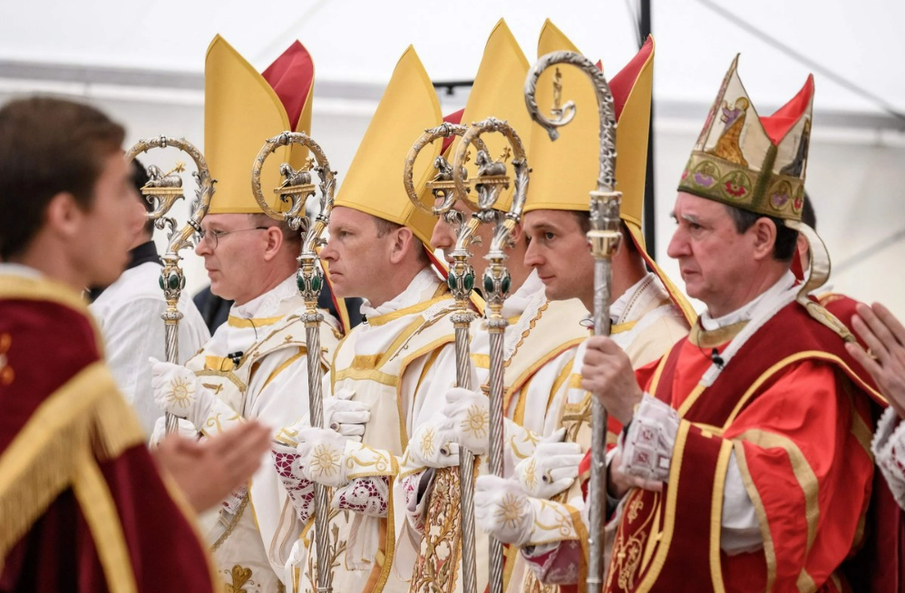 Católicos disidentes consagran a obispos en Suiza sin permiso del papa León XIV
