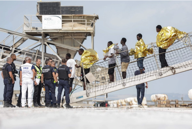 Rescatan a 157 migrantes tras incendio de embarcación frente a costas de Francia