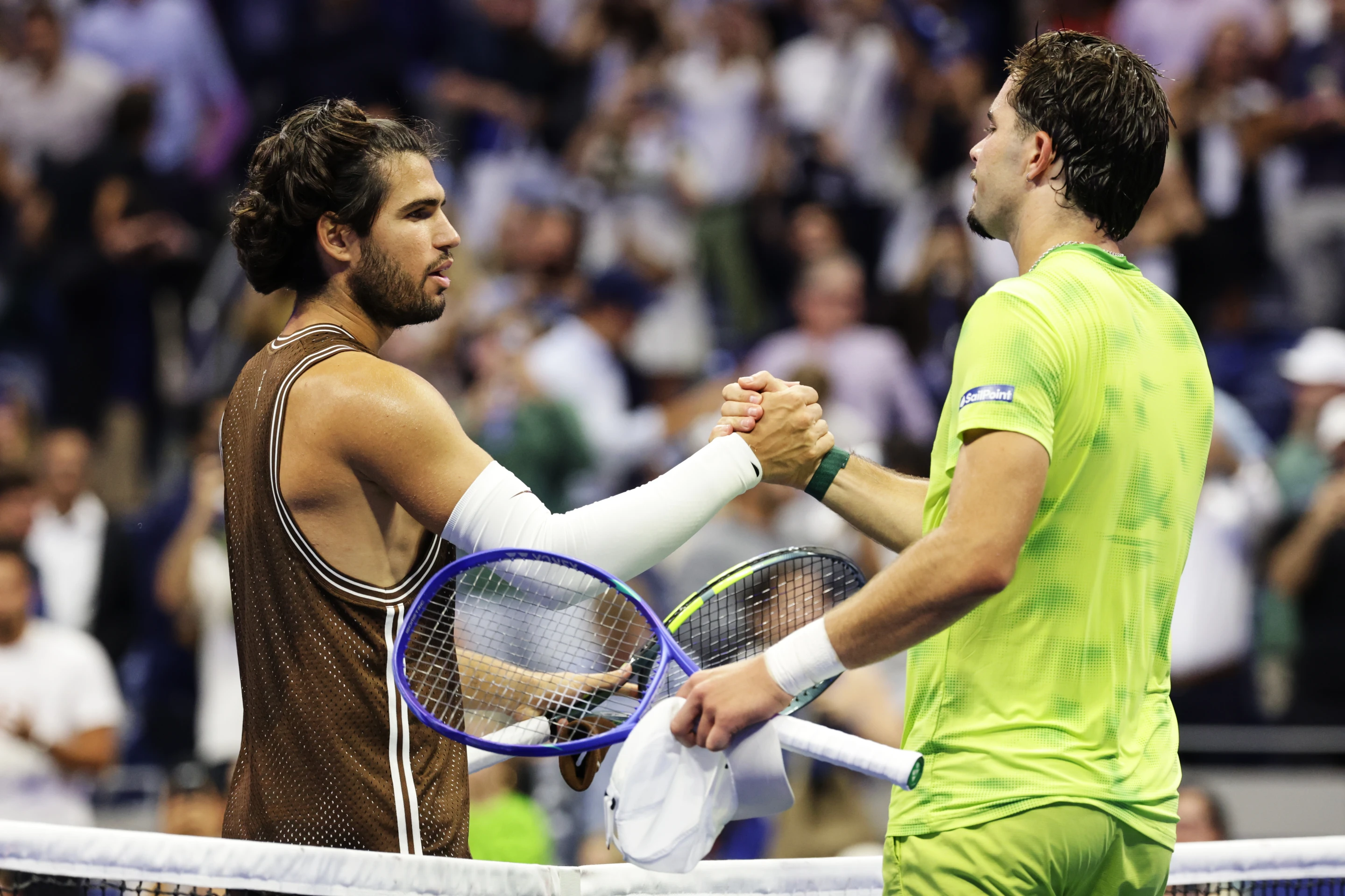 Alcaraz pierde el primer set, pero alcanza la tercera ronda del US Open