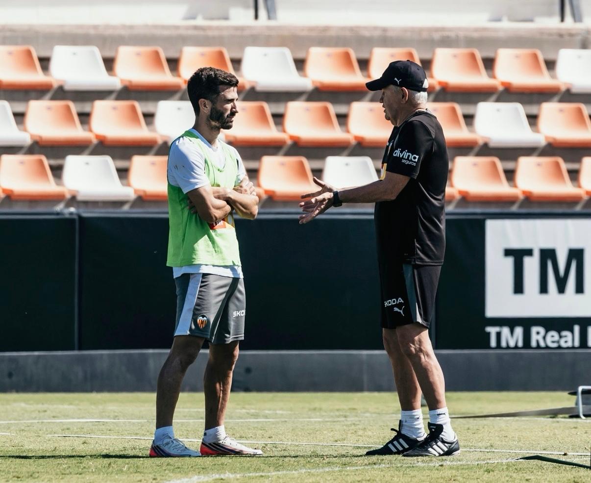 Javier Aguirre dirige su primer entrenamiento con el Valencia en Paterna