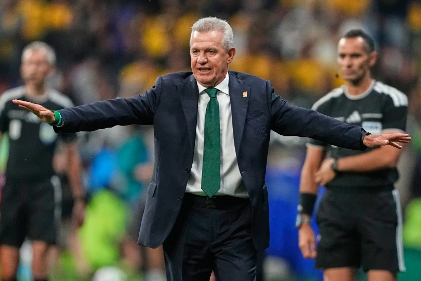 Javier Aguirre dirige su primer entrenamiento con el Valencia en Paterna