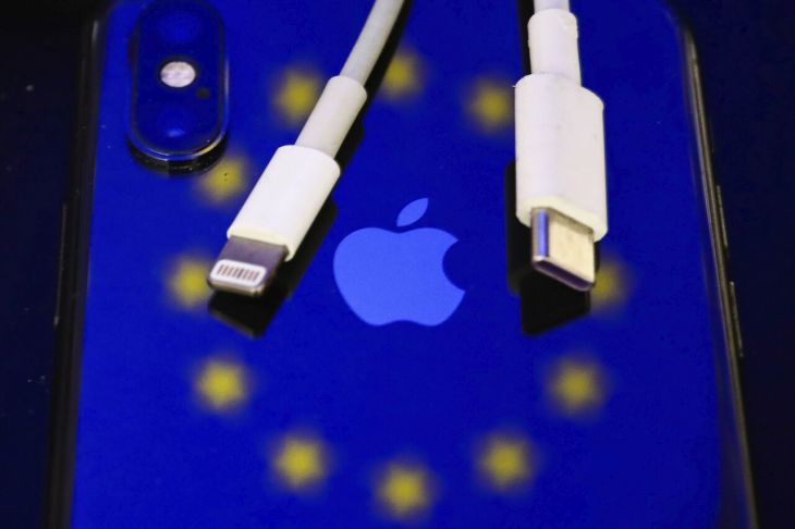 El cargador universal USB-C ya es oficial en la UE: Apple tiene