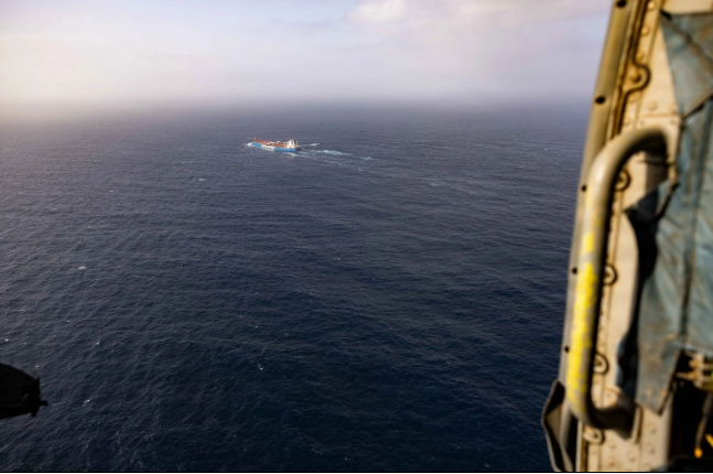 Primeros petroleros iraníes cruzan el estrecho de Ormuz tras levantamiento del bloqueo naval de EU