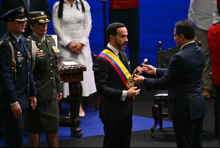 Abelardo de la Espriella asume la presidencia de Colombia y promete mano dura en seguridad