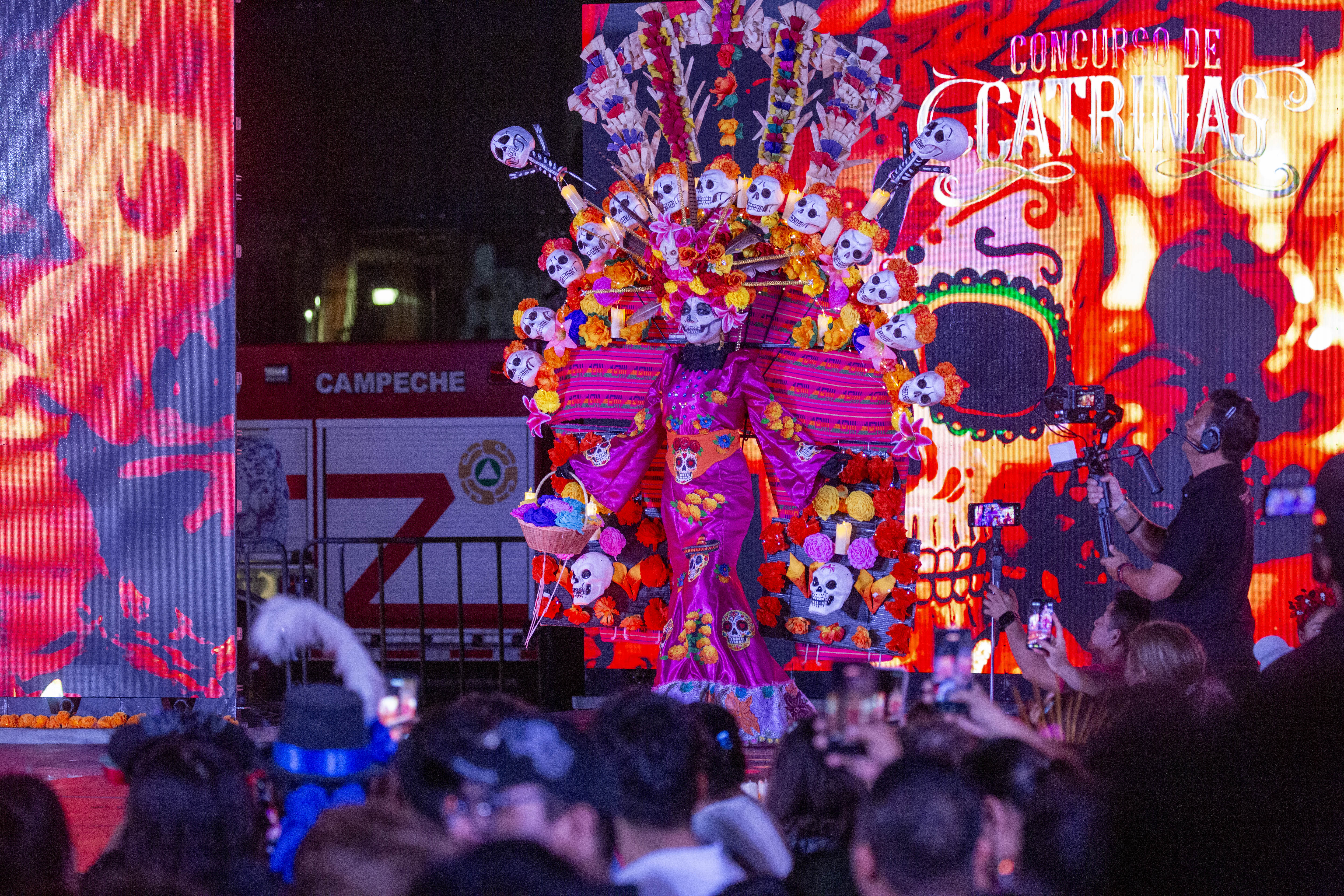 Catrinas llenan de color y tradición la Plaza de la República en Campeche
