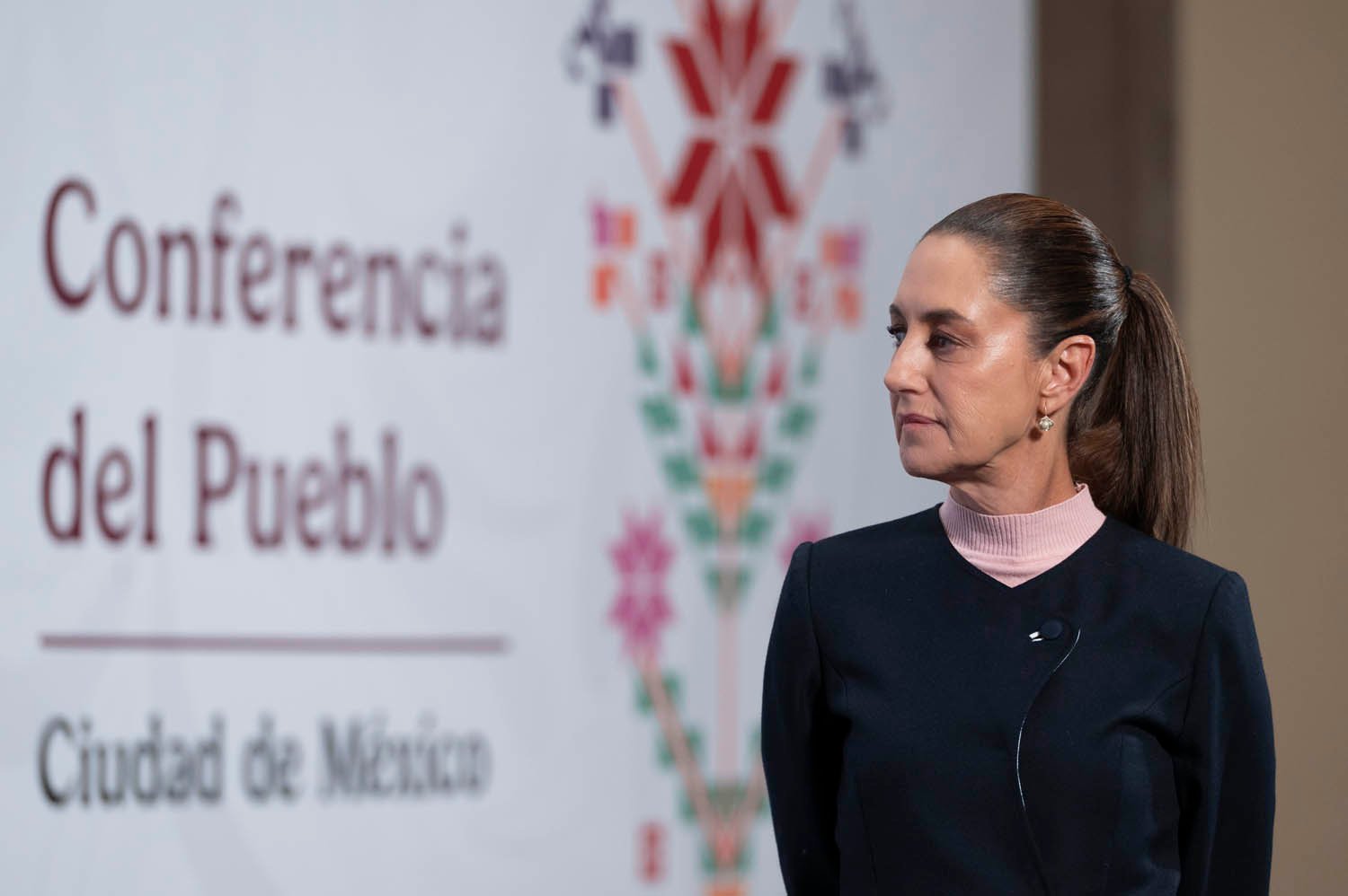 Sheinbaum promete justicia por asesinato de Carlos Manzo y rechaza retorno a ''guerra contra el narco''