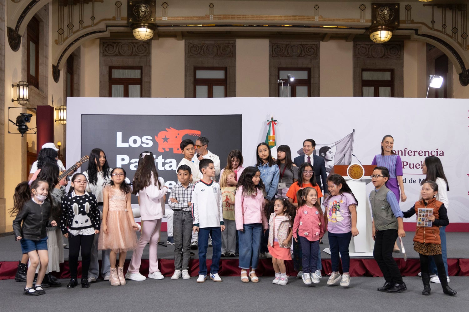 Sheinbaum inicia entrega de apoyos para uniformes y útiles “Rita Cetina” en el Día del Niño