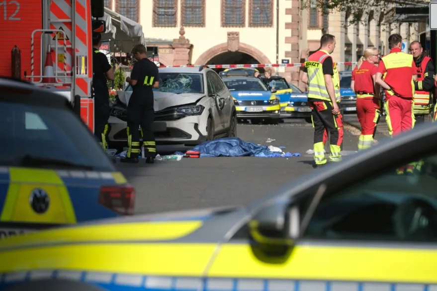 Automóvil arrolla a multitud en Leipzig, Alemania; hay dos personas muertas