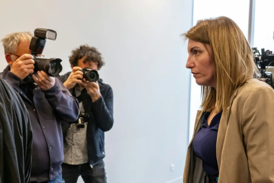 Juicio inspirado en Pelicot: Juzgan en Francia a un hombre por violar y torturar a su pareja