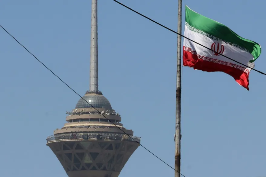 Estados Unidos ataca bases de misiles en Irán a pesar de avances en las negociaciones