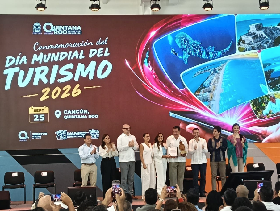 Entregan Premio Estatal de Turismo de Quintana Roo a Pedro Moncada
