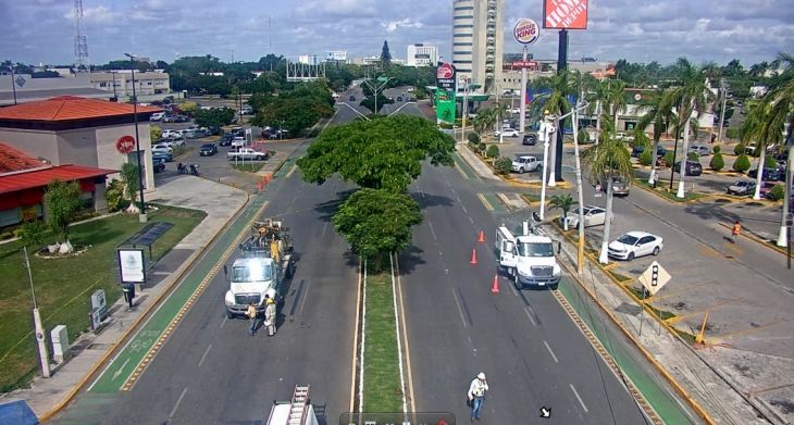 Tráiler choca y revienta líneas en Prolongación Paseo de Montejo