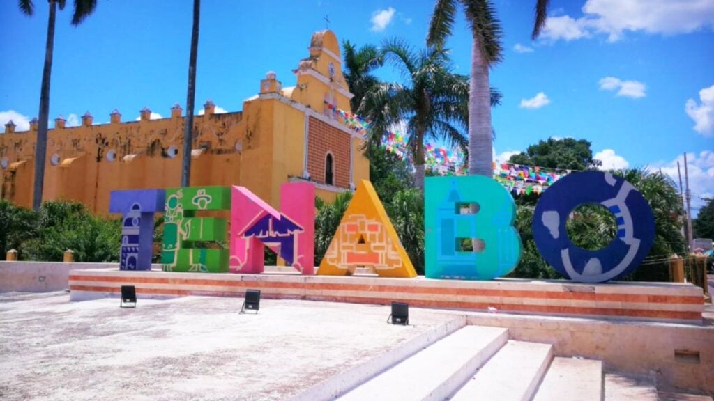 Burócratas municipales de Tenabo bloquean Palacio Municipal por falta de pago quincenal 