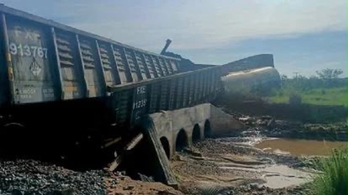 Descarrilamiento de tren provoca derrame químico y activa emergencia en Sonora