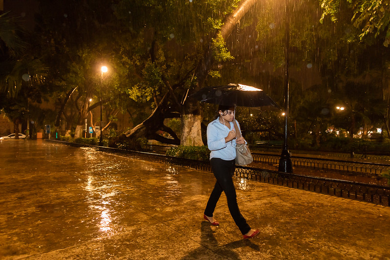 Denuncian al menos a 20 empresas en Yucatán por laborar durante paso de 'Zeta'